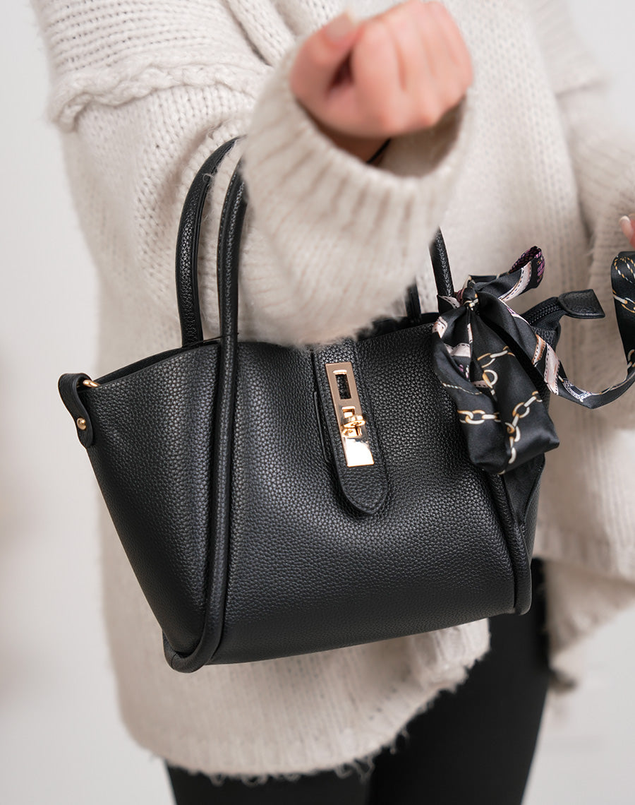 Sac à main femme noir grainé élégant avec fermeture dorée et foulard noué