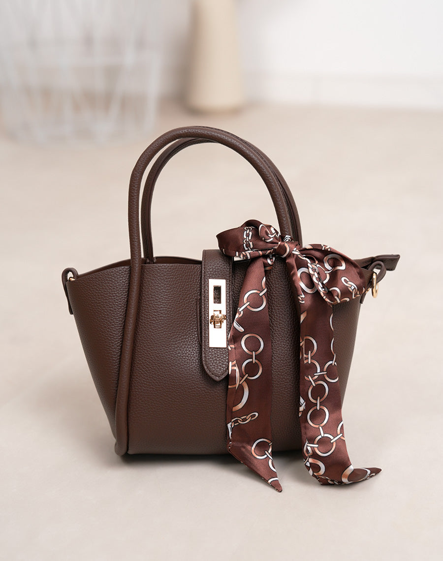 Sac à main femme marron grainé élégant avec fermeture dorée et foulard stylé