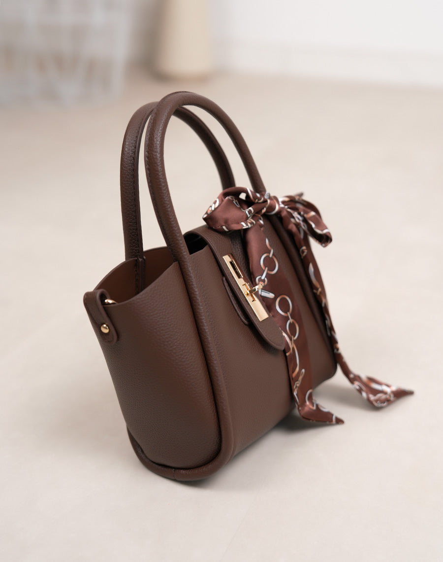 Sac à main femme marron grainé élégant avec fermeture dorée et foulard stylé