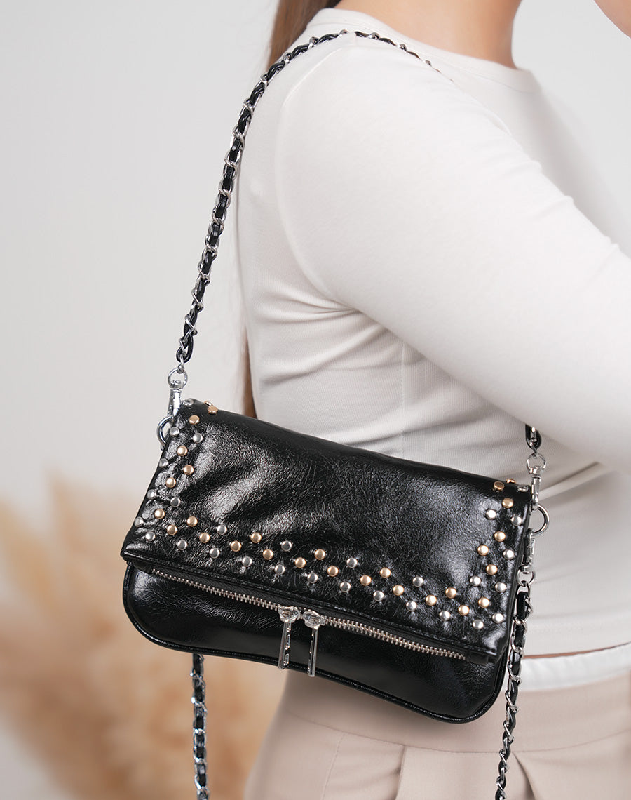 Sac pochette femme noir brillant avec clous argentés et fermeture zippée stylée