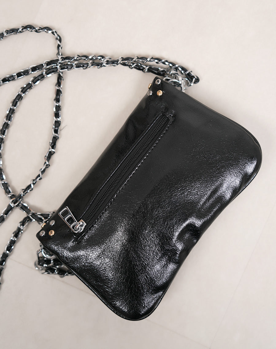 Sac pochette femme noir brillant avec clous argentés et fermeture zippée stylée