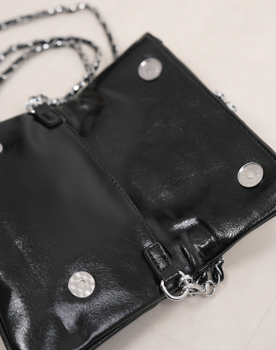 Sac pochette femme noir brillant avec clous argentés et fermeture zippée stylée
