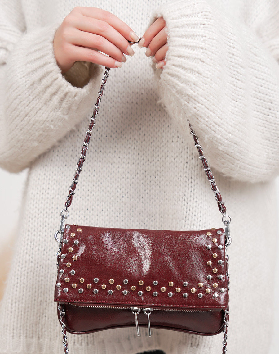 Sac pochette femme bordeaux brillant avec clous décoratifs et fermeture zippée argentée