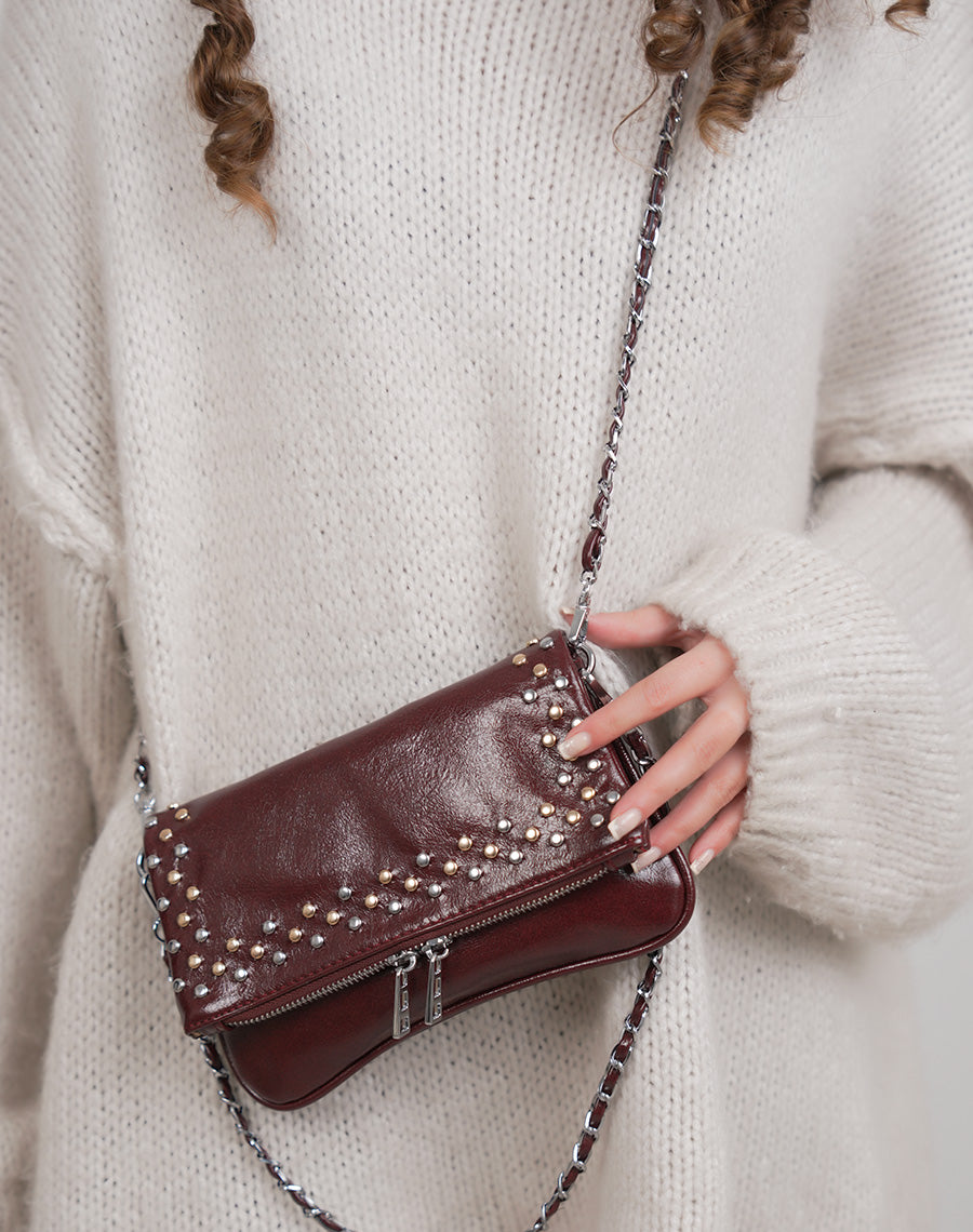 Sac pochette femme bordeaux brillant avec clous décoratifs et fermeture zippée argentée