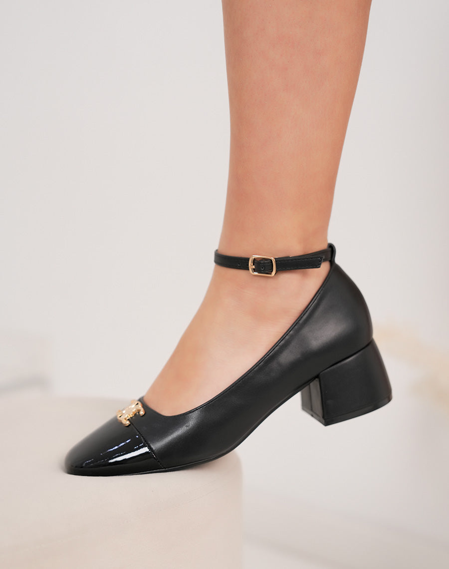 Escarpins femme noirs à petit talon verni avec bijou doré et bride fine