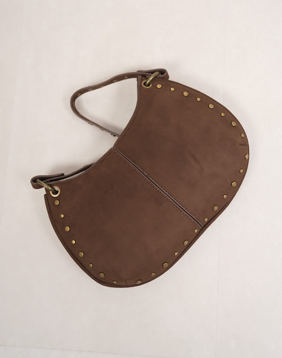 Sac pochette femme marron en suédine avec clous dorés et bandoulière ajustable