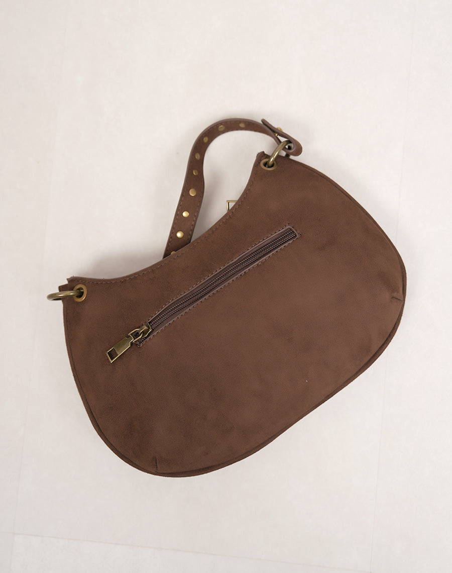 Sac pochette femme marron en suédine avec clous dorés et bandoulière ajustable