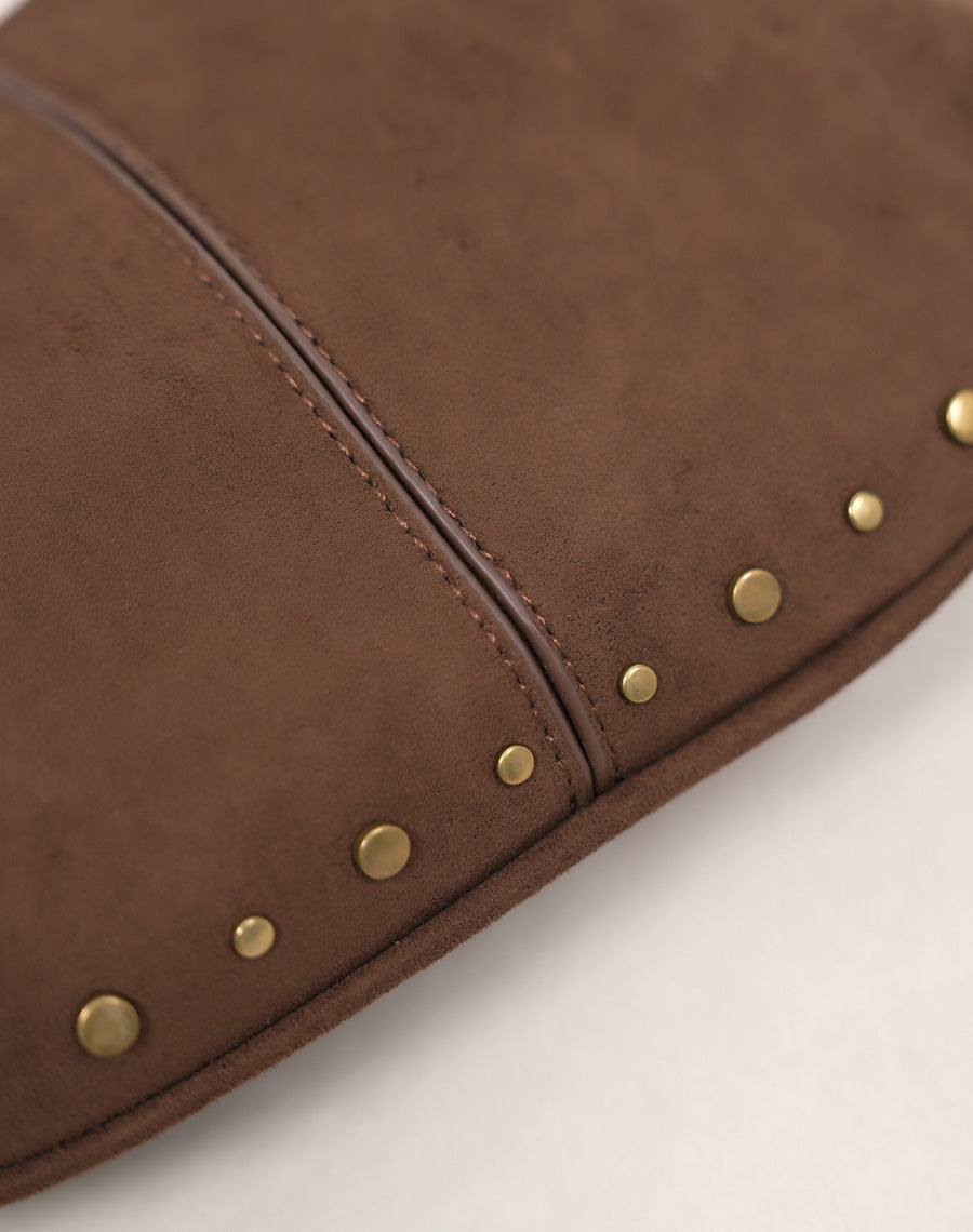 Sac pochette femme marron en suédine avec clous dorés et bandoulière ajustable