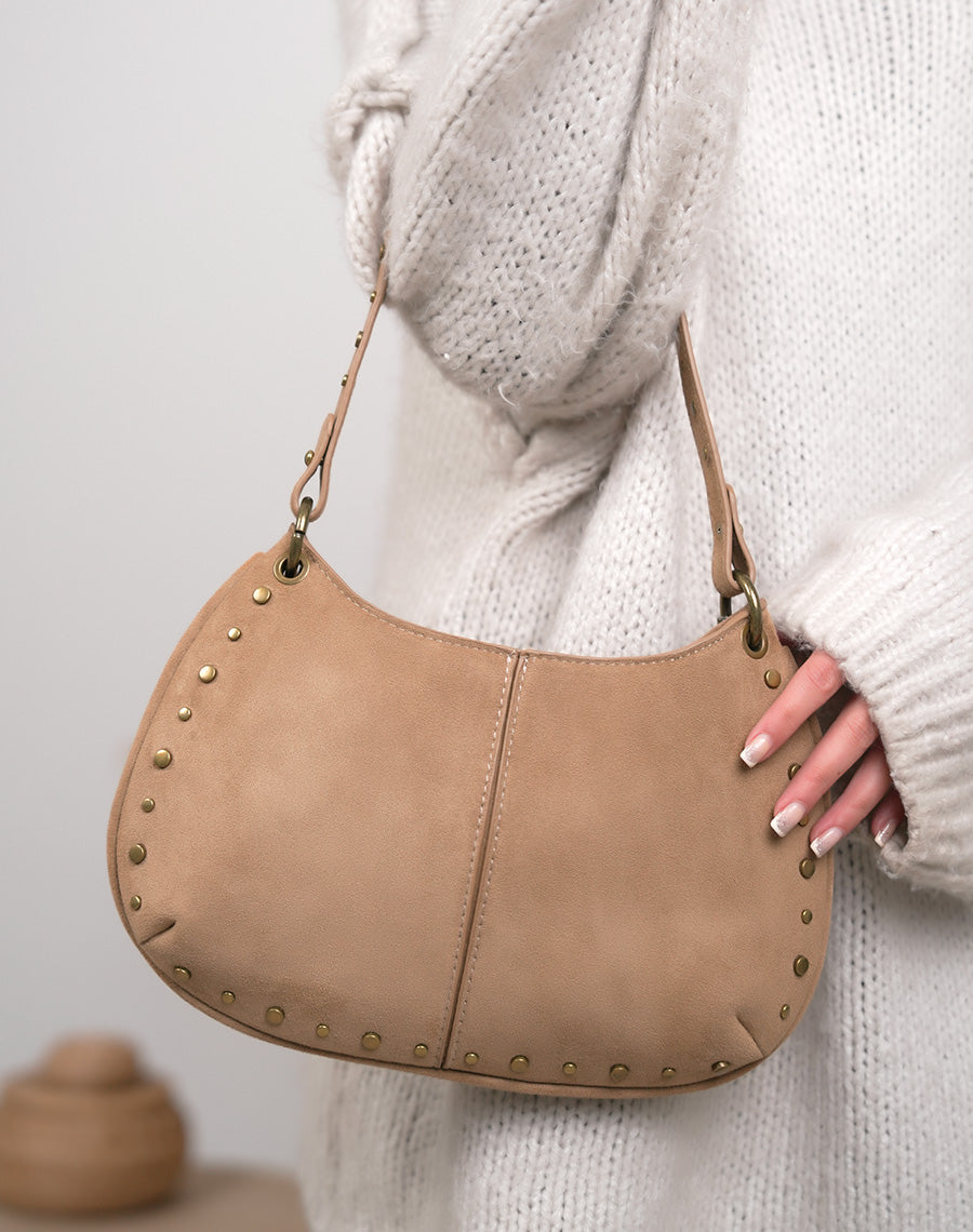 Sac pochette femme beige foncé en suédine avec clous dorés et bandoulière pratique
