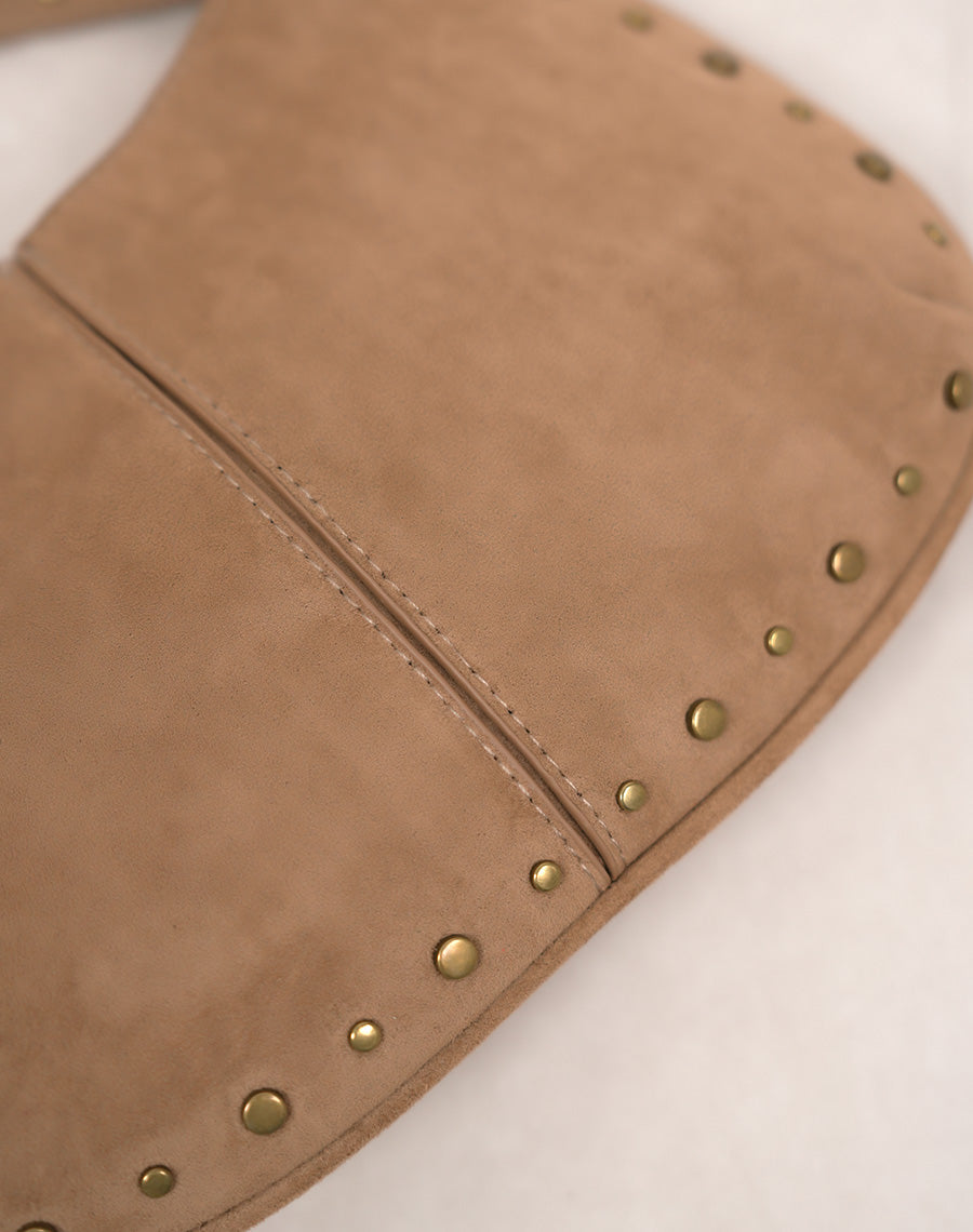 Sac pochette femme beige foncé en suédine avec clous dorés et bandoulière pratique