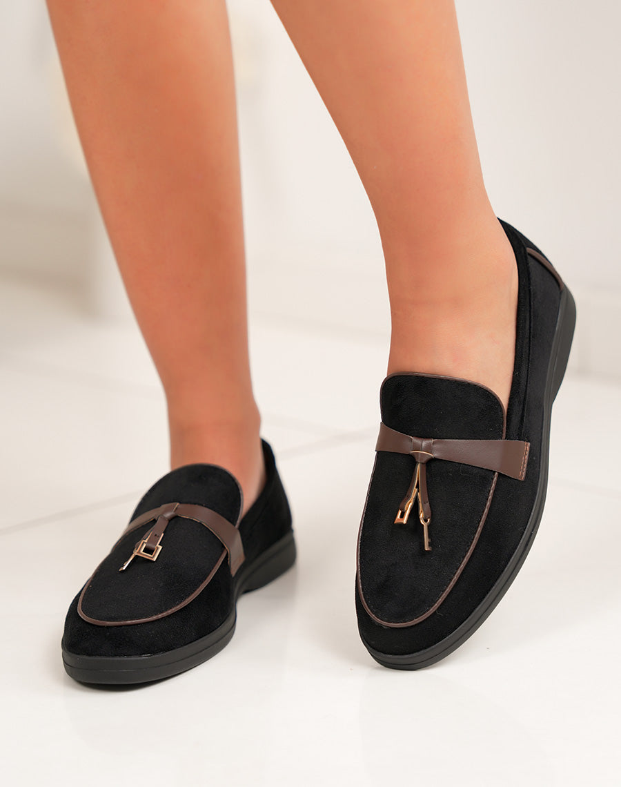 Mocassin femme noir élégante avec bride marron et détail doré clé