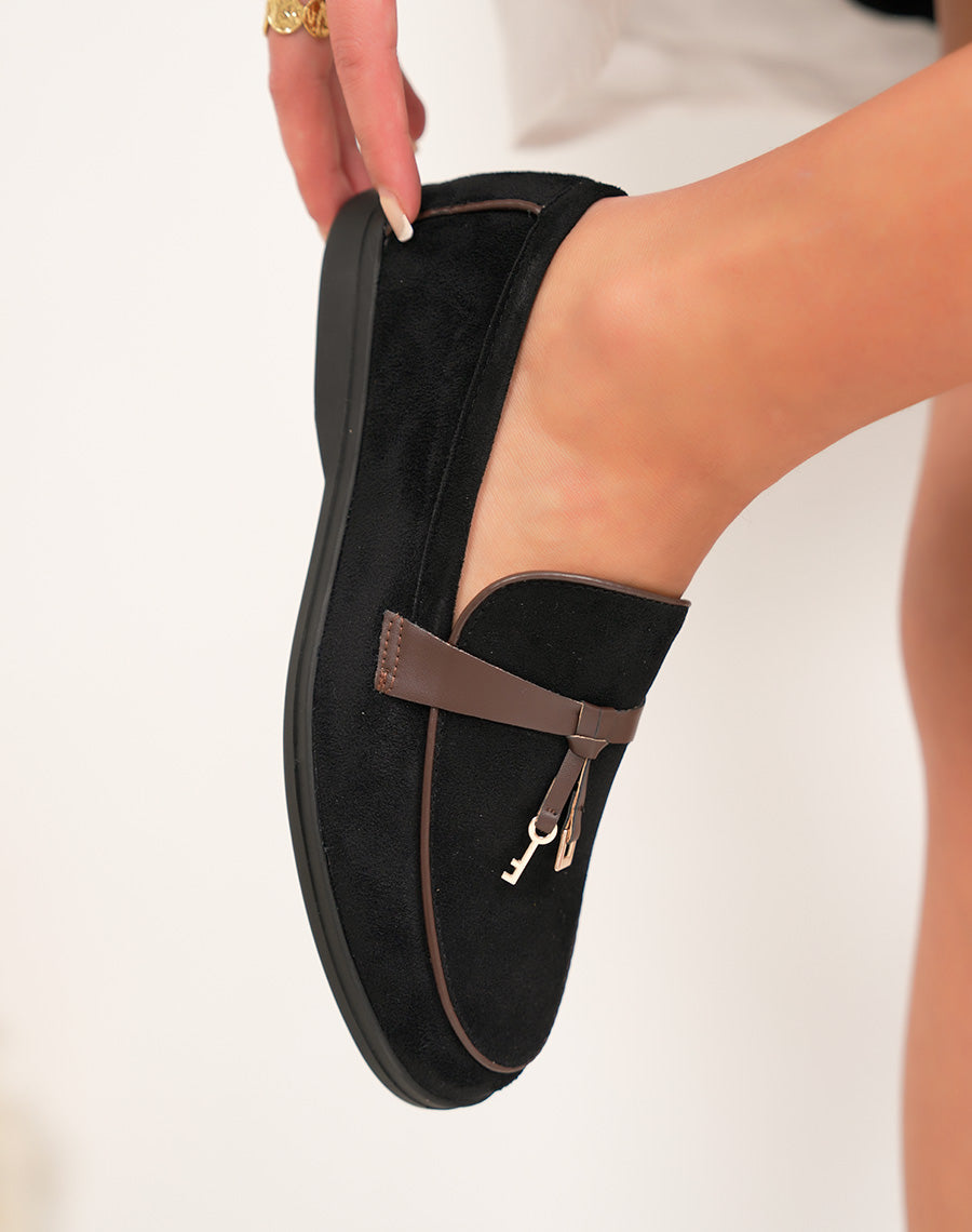 Mocassin femme noir élégante avec bride marron et détail doré clé