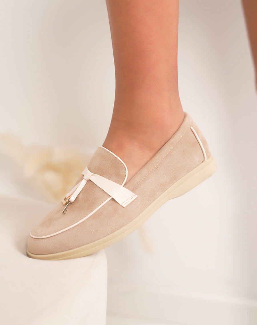 Mocassin femme beige élégante avec bride ton sur ton et détail doré raffiné