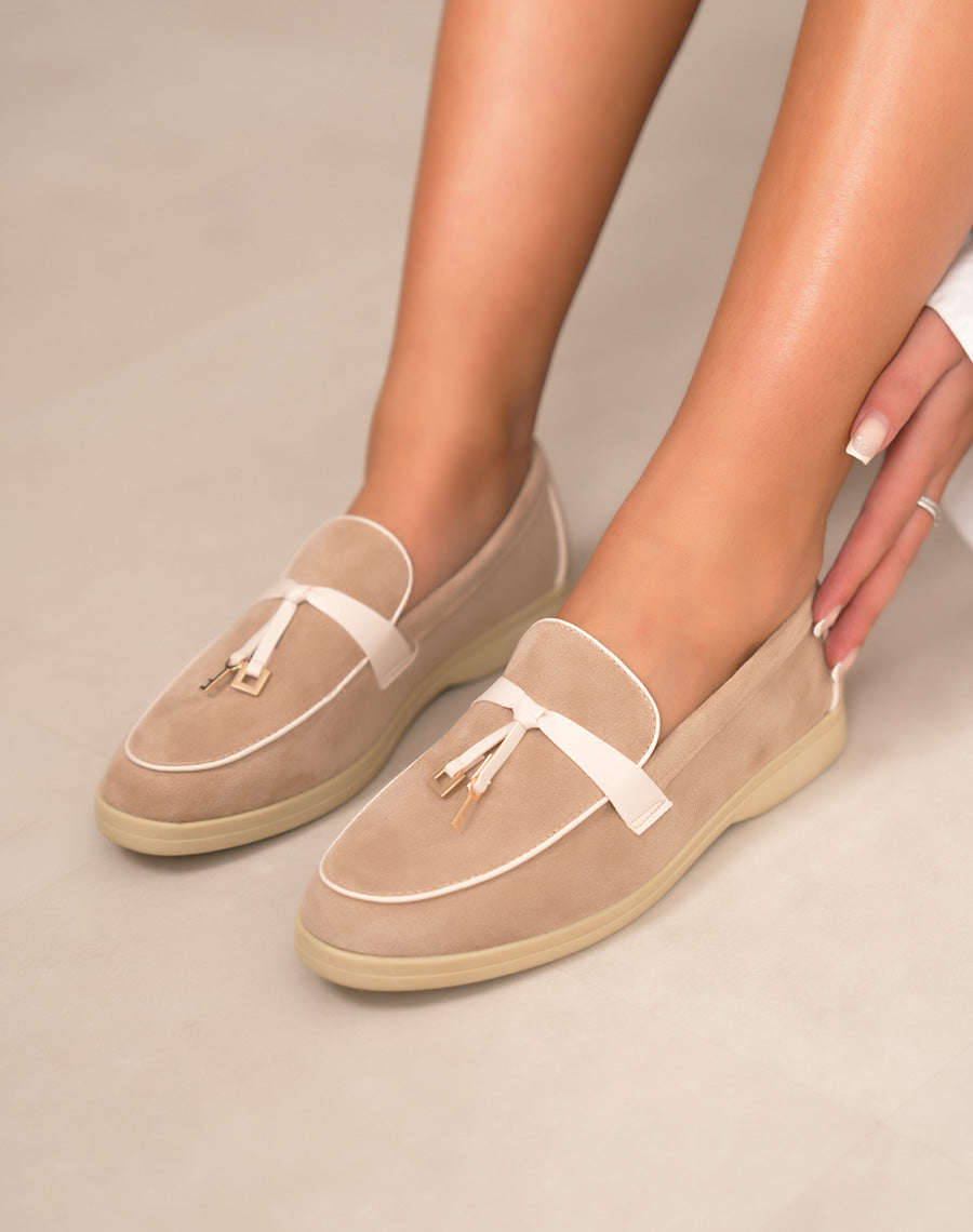 Mocassin femme beige élégante avec bride ton sur ton et détail doré raffiné