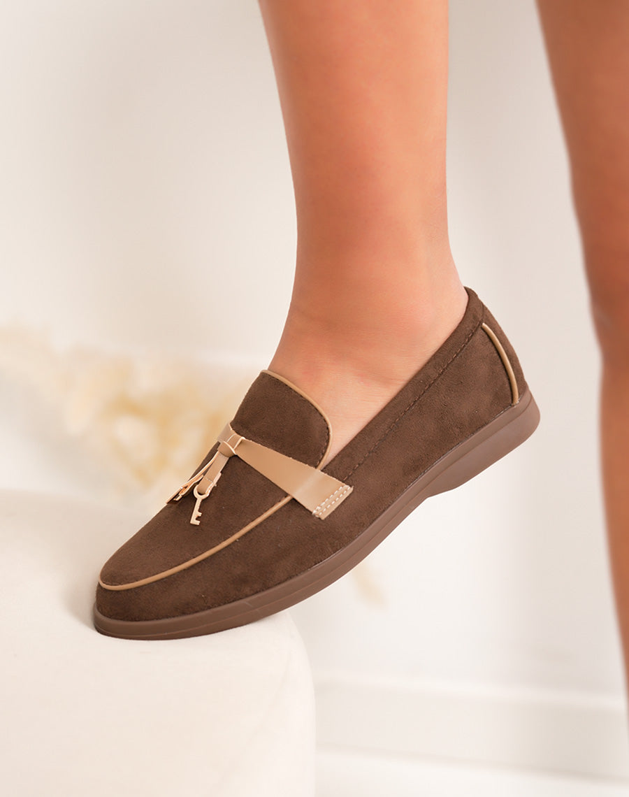 Mocassin femme marron élégante avec bride beige et détail doré original