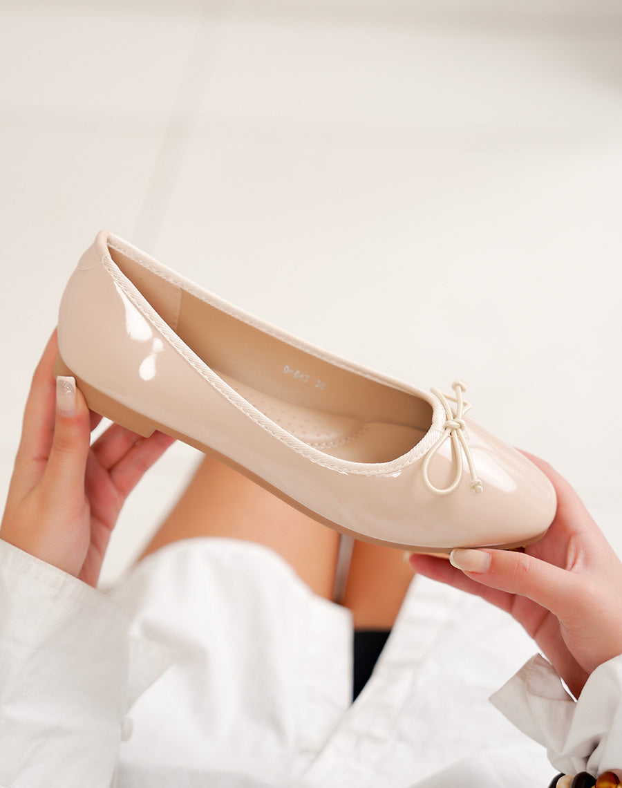 Ballerine femme beige vernie élégante avec nœud décoratif et semelle plate confortable