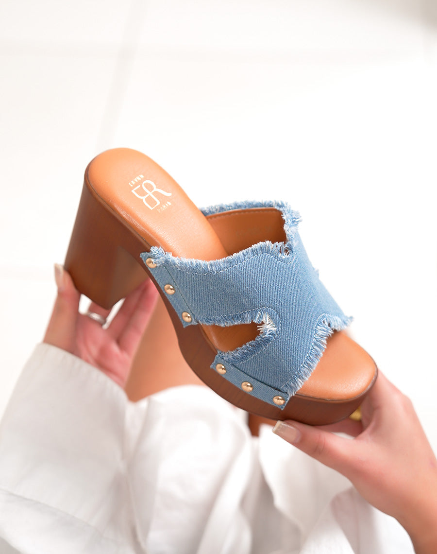 Mules femme à talon en jean bleu style sabot avec détails dorés