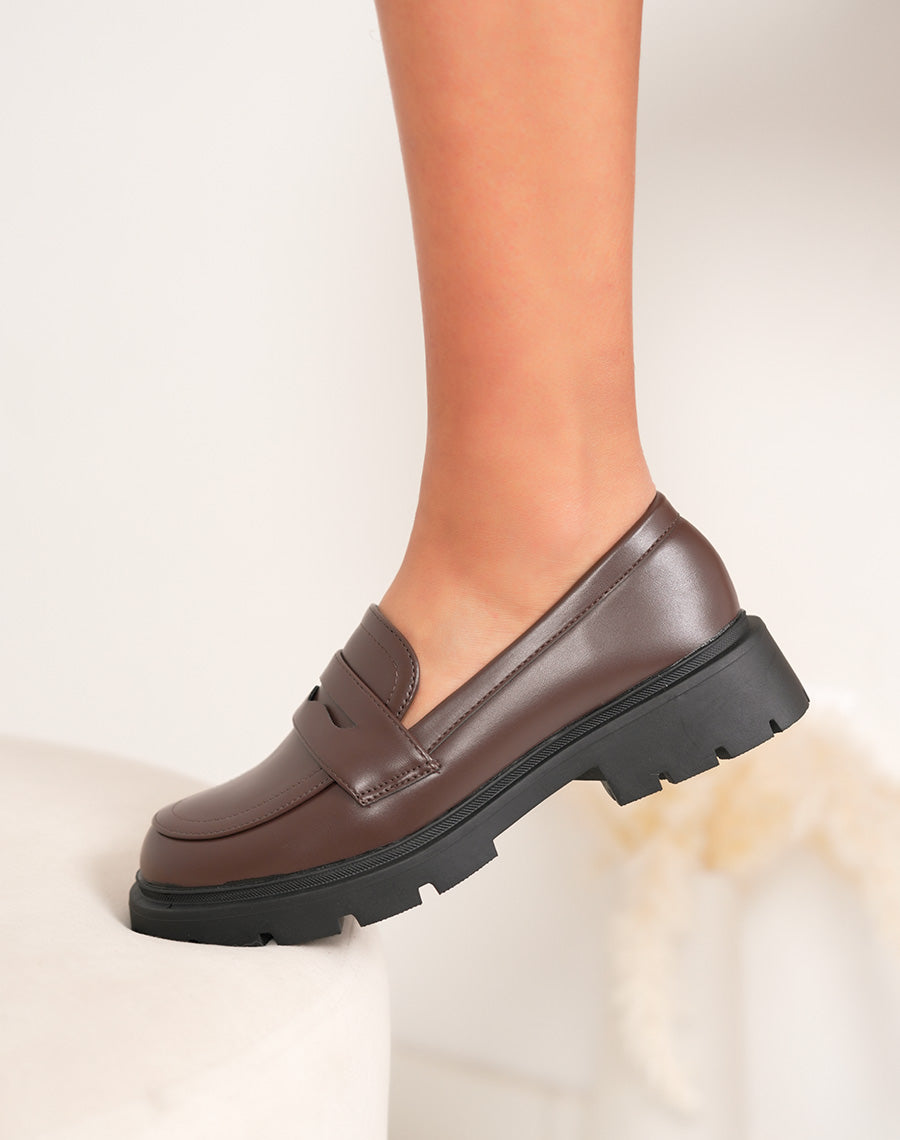 Mocassins femme marron à semelle crantée noire tendance