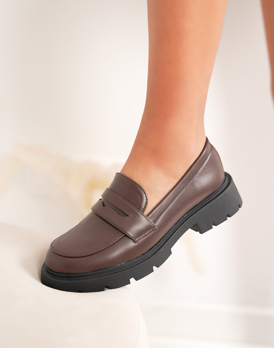 Mocassins femme marron à semelle crantée noire tendance