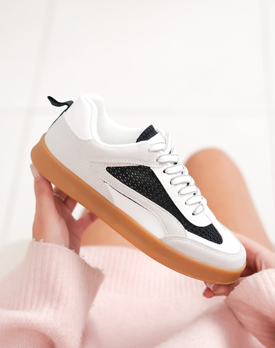 Basket femme blanche et noire tendance avec empiècements suédine gris clair