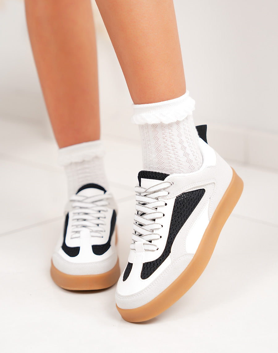 Basket femme blanche et noire tendance avec empiècements suédine gris clair