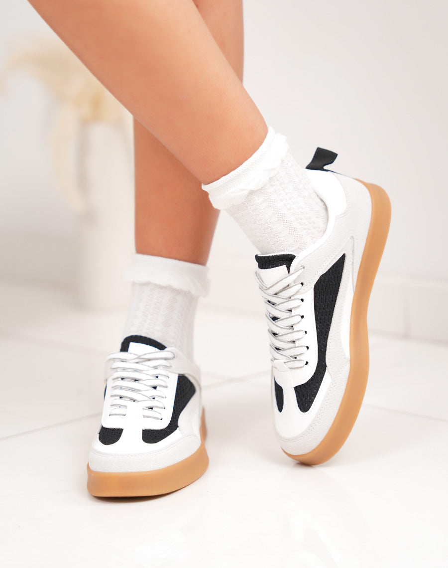 Basket femme blanche et noire tendance avec empiècements suédine gris clair