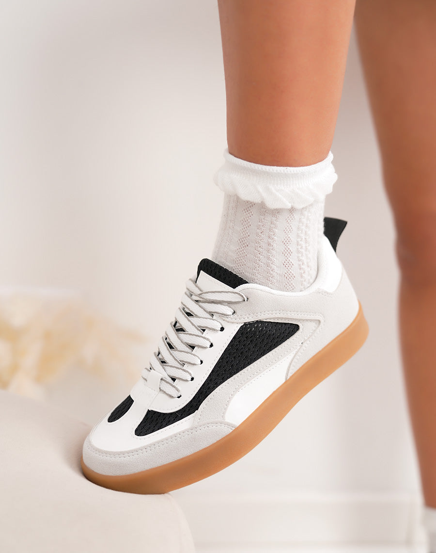 Basket femme blanche et noire tendance avec empiècements suédine gris clair