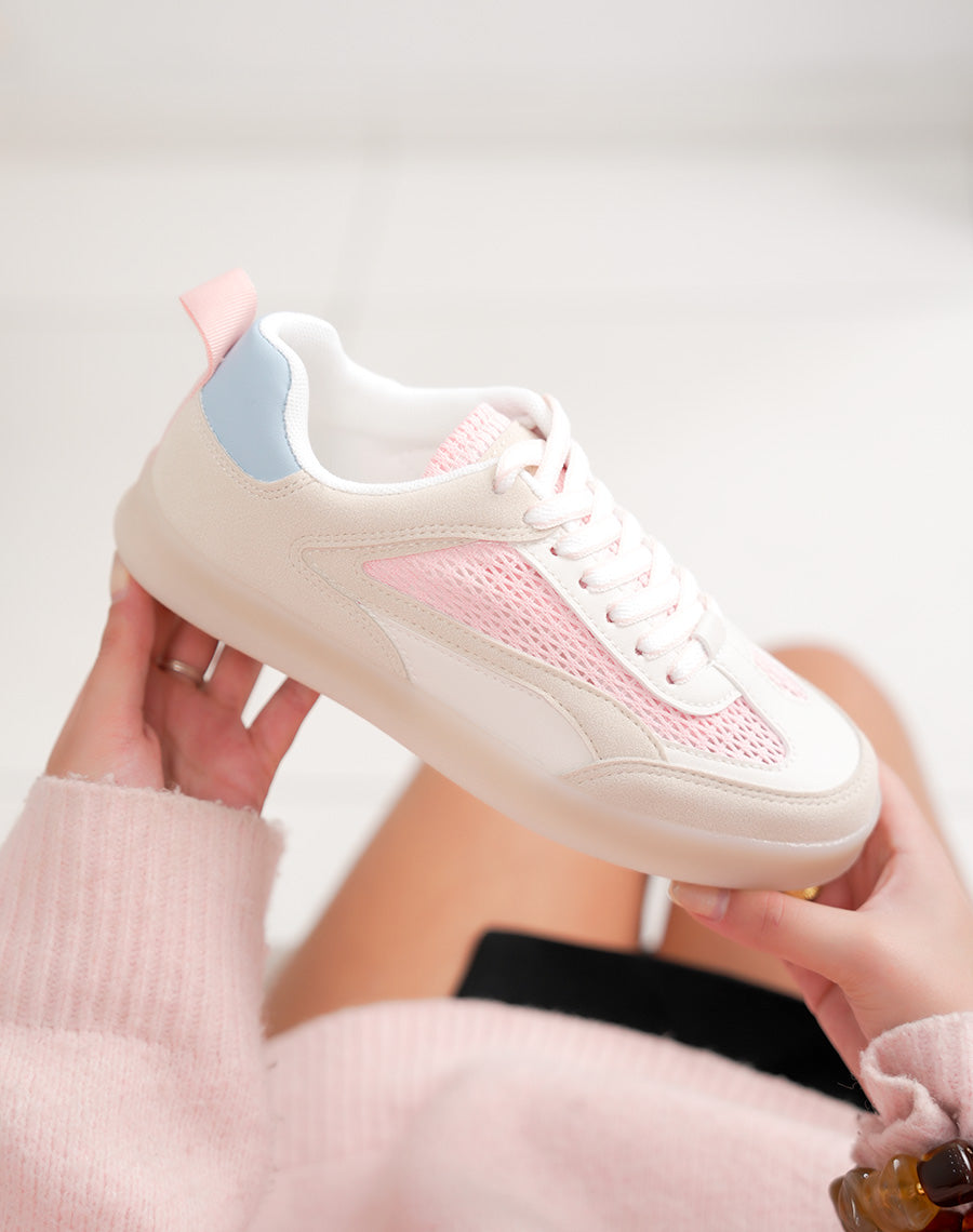 Basket femme blanche et rose élégante avec empiècements suédine beige et bleu pastel