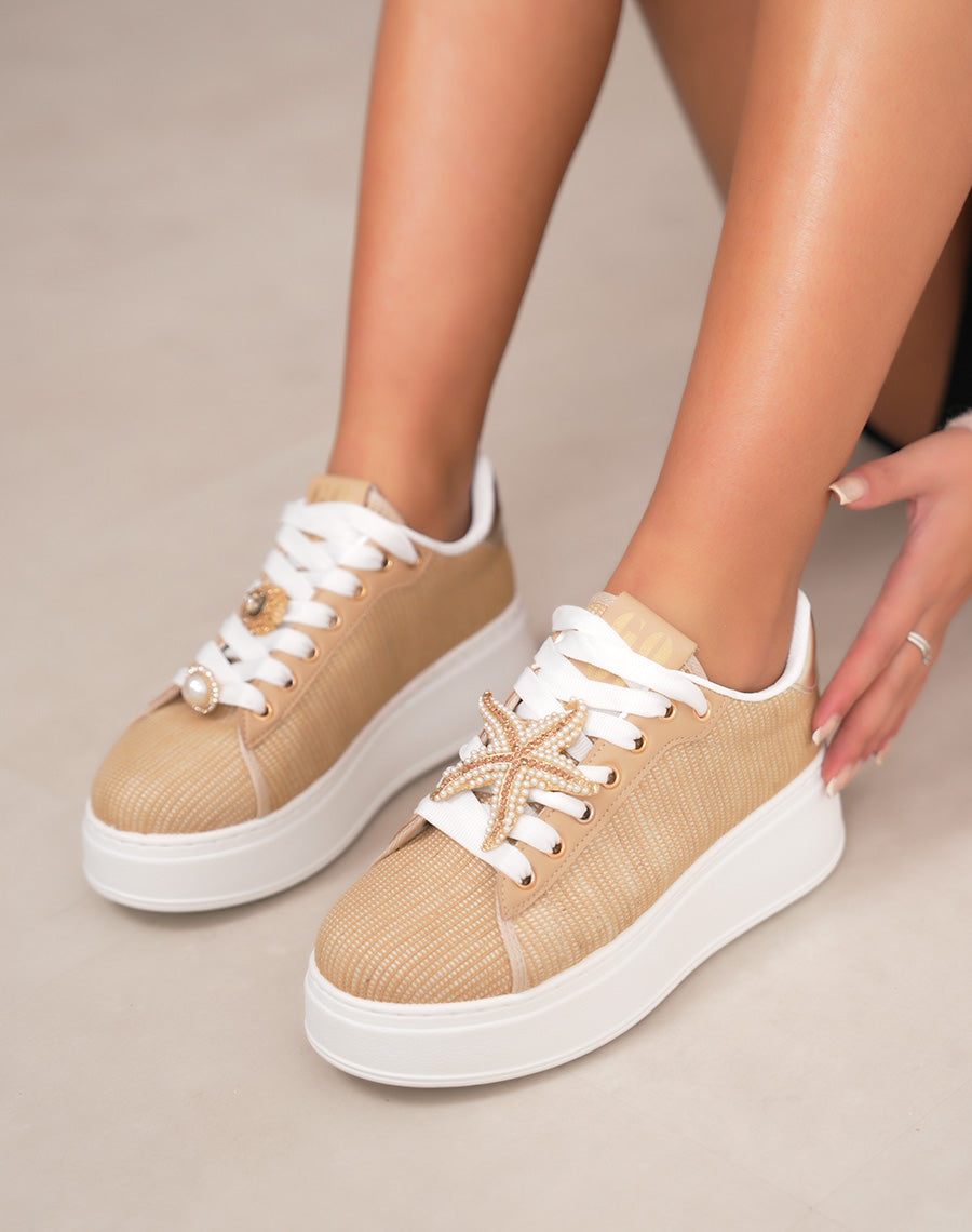 Basket femme beige tendance effet jute avec empiècement doré et étoile de mer bijou