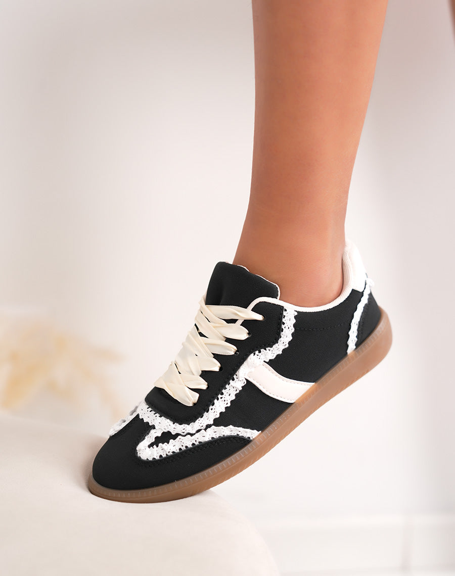 Basket femme noire en peau de pêche avec dentelle blanche et semelle gomme