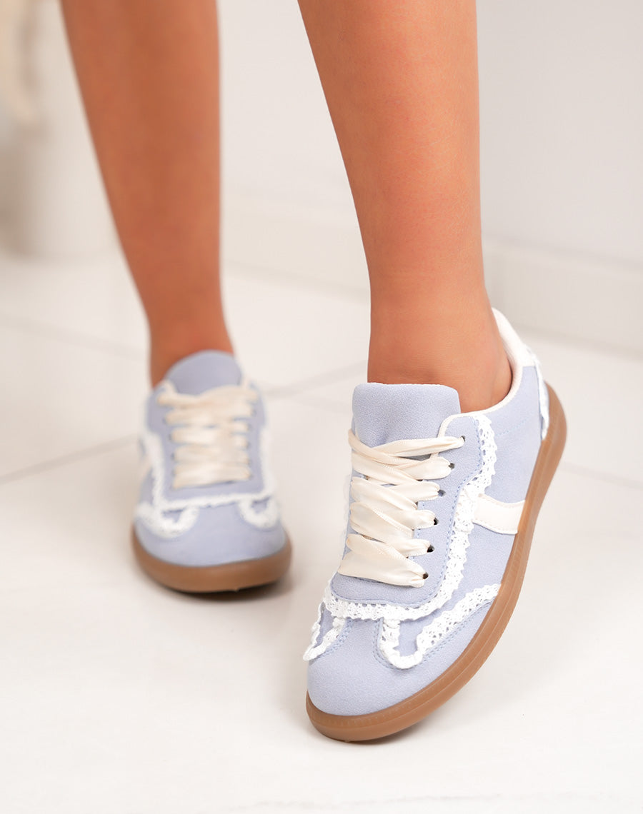 Basket femme bleu pastel en peau de pêche avec dentelle blanche et semelle gomme