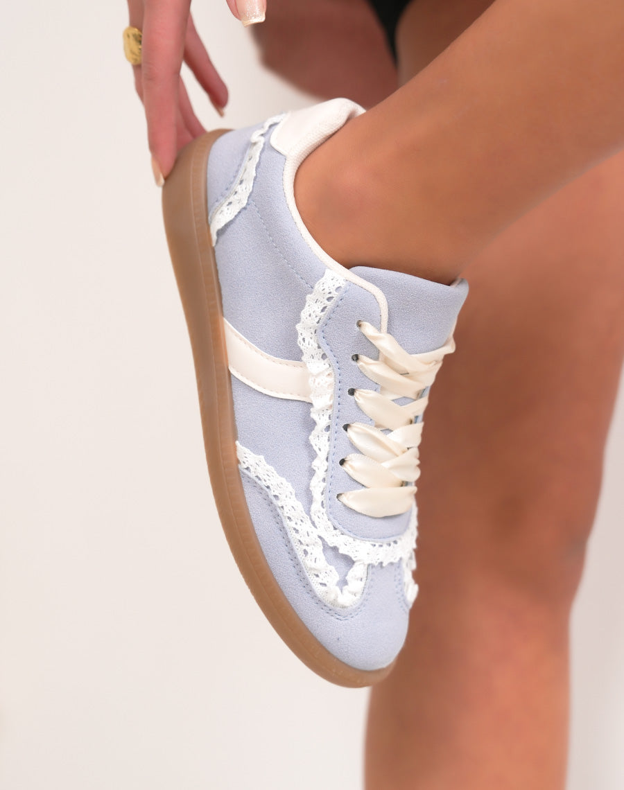 Basket femme bleu pastel en peau de pêche avec dentelle blanche et semelle gomme
