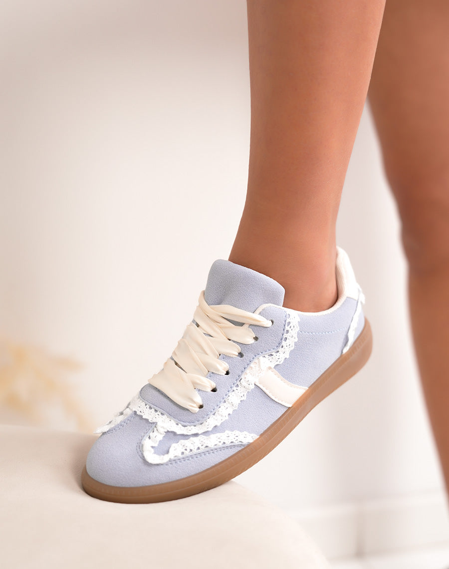 Basket femme bleu pastel en peau de pêche avec dentelle blanche et semelle gomme