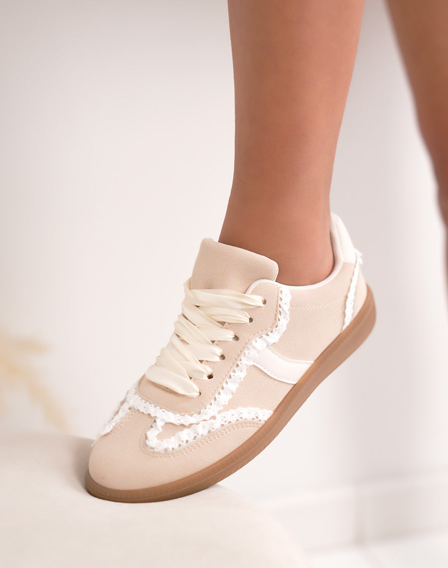 Basket femme beige en peau de pêche avec dentelle blanche et semelle gomme