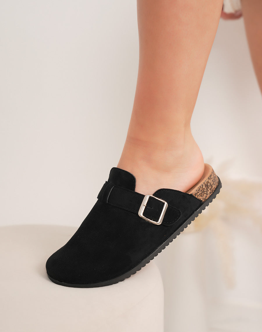 Mules femme noires fermées en suédine tendance avec boucle argentée