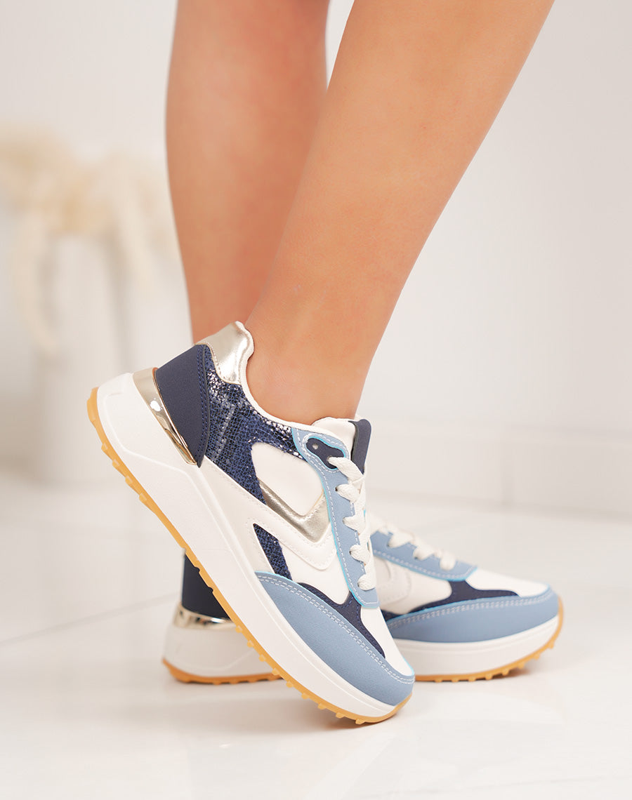 Basket femme blanche avec empiècement bleu clair bleu marine croco et détail doré