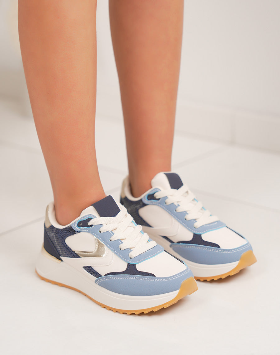 Basket femme blanche avec empiècement bleu clair bleu marine croco et détail doré