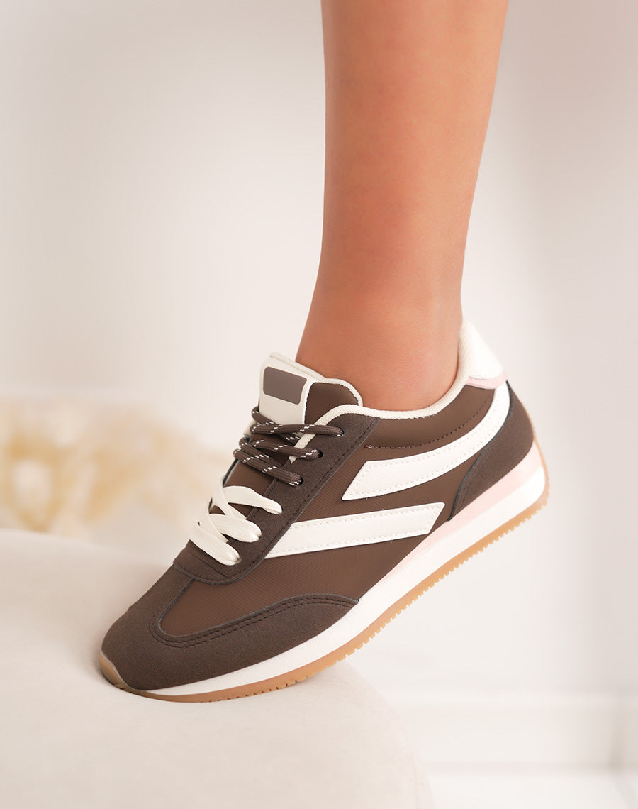 Baskets femme marron à double lacets avec empiècements blancs et bout en suédine