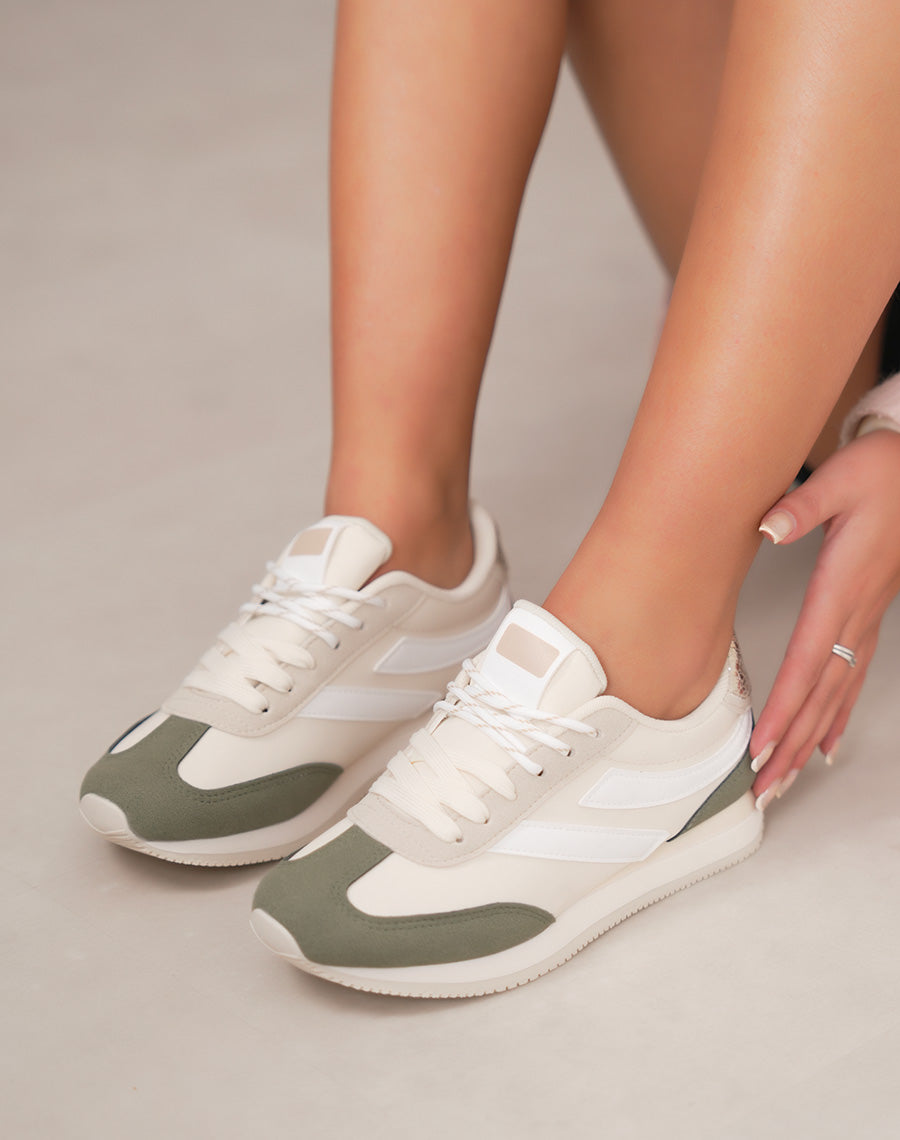 Baskets femme beige avec empiècements blancs et suédine verte à lacets blancs