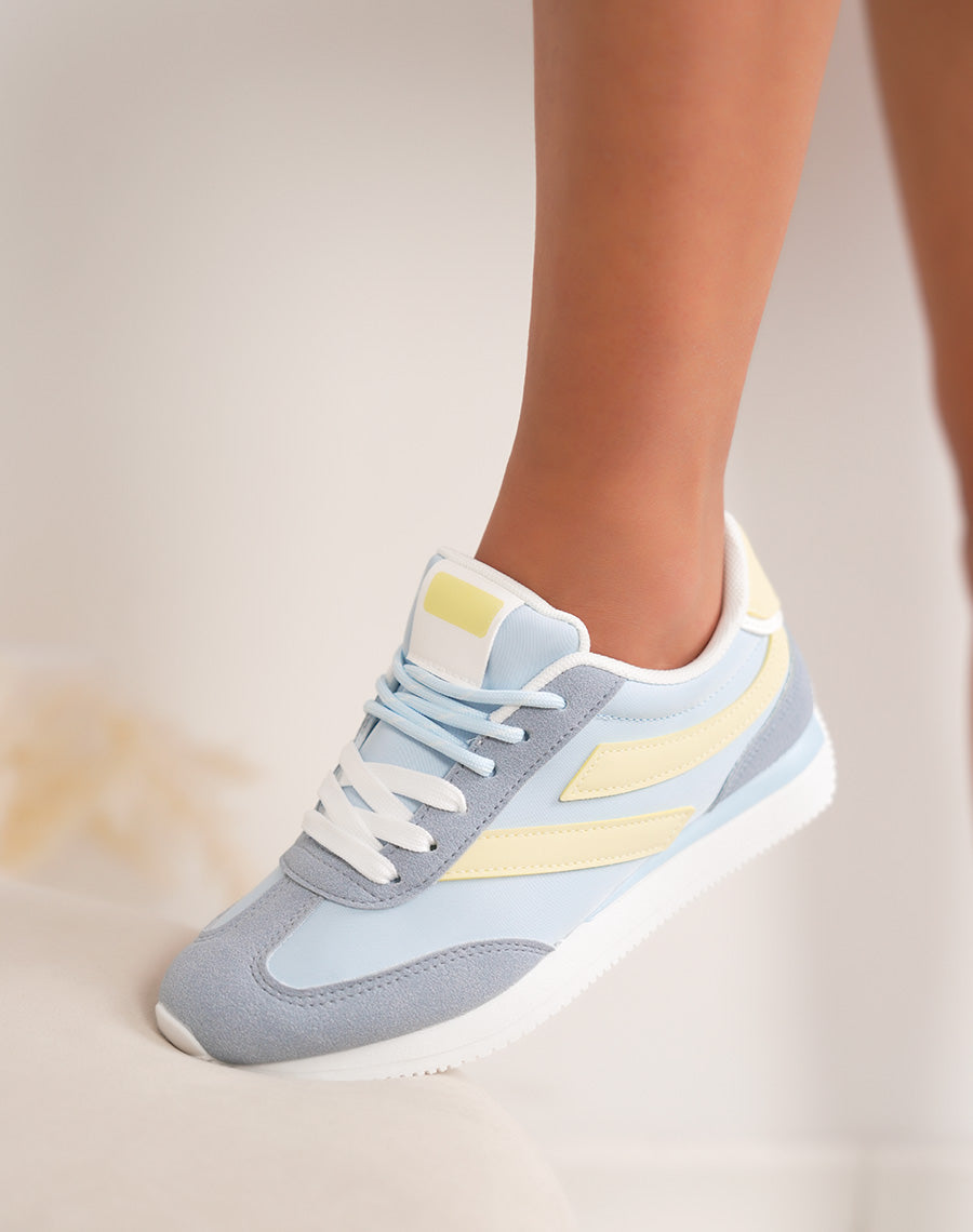 Baskets femme bleu pastel avec empiècements jaunes et doube lacets