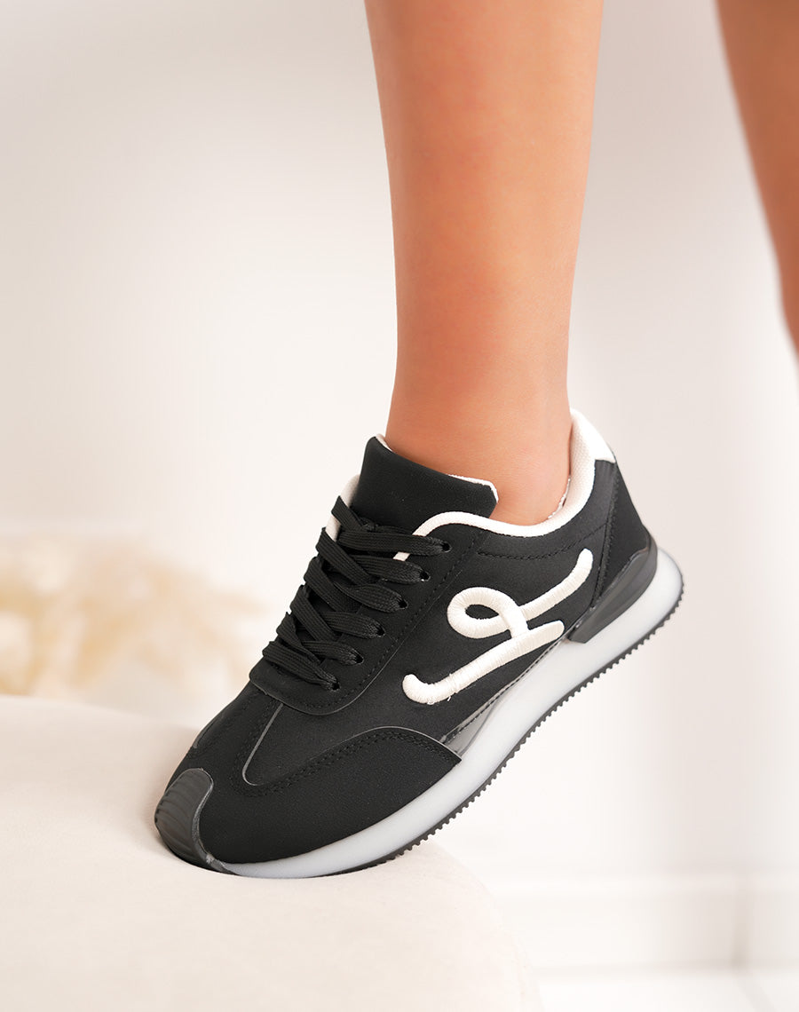 Basket femme noire tendance avec lettre "L" blanche tissée