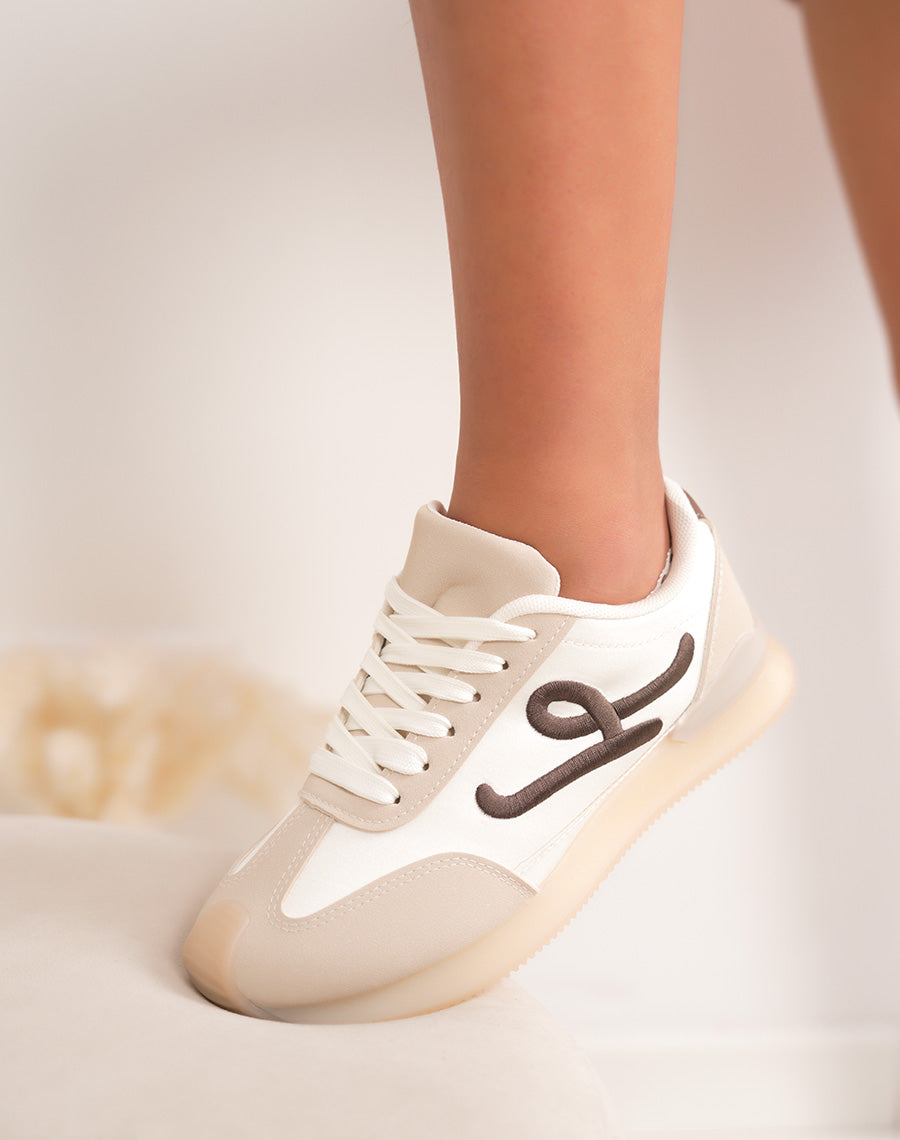Basket femme blanche élégante avec empiècements beiges et lettre L marron