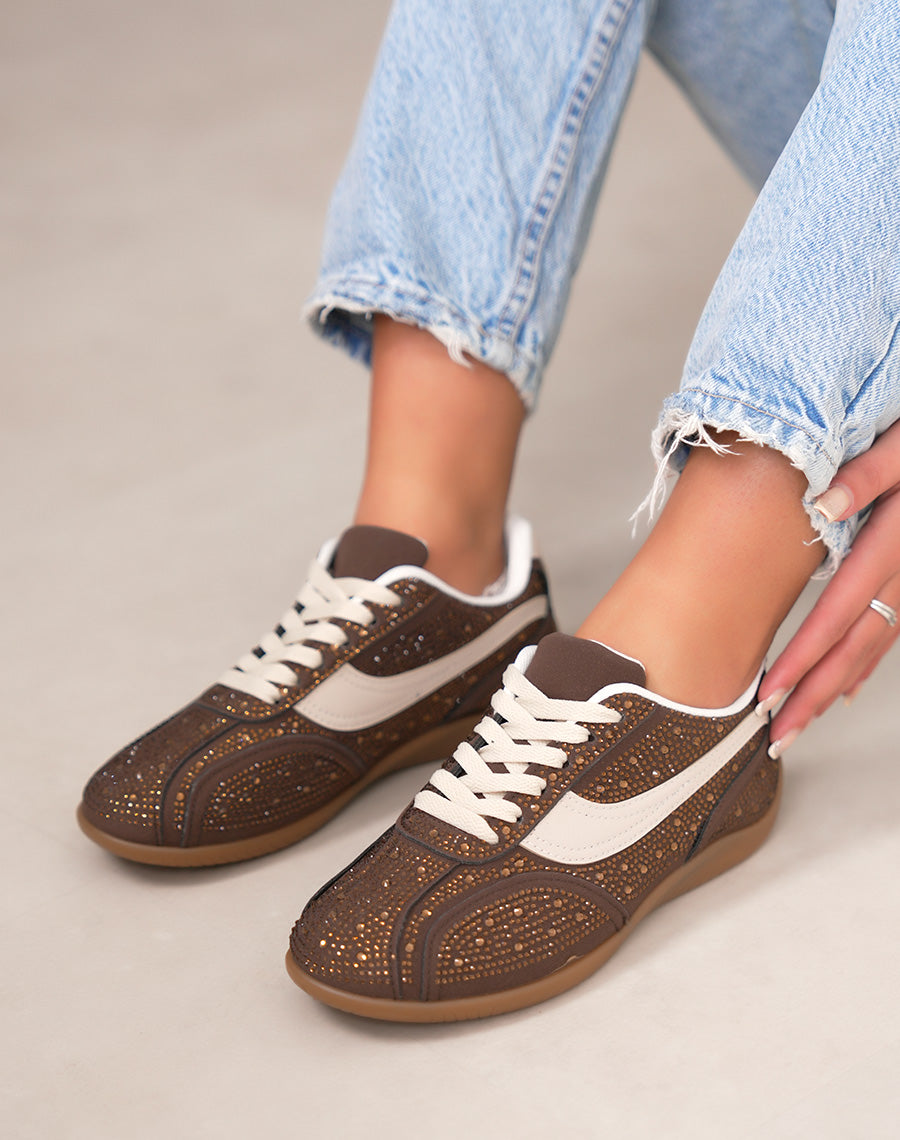 Basket femme marron tendance à strass avec empiècements beiges et lacets assortis