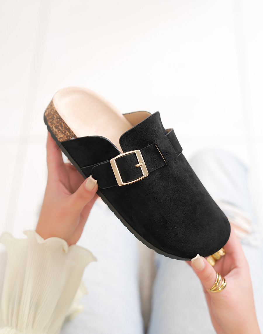 Mules femme noires en suédine avec boucle dorée
