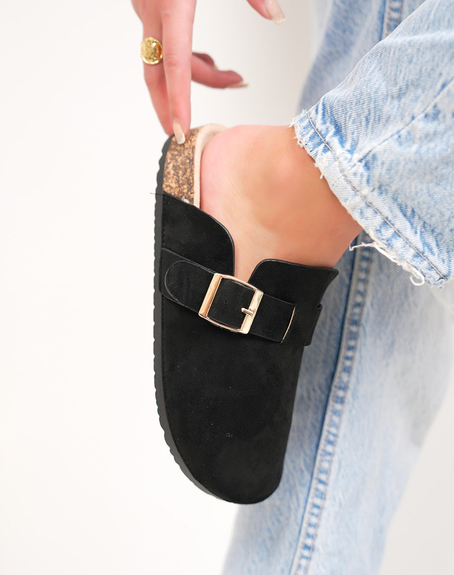 Mules femme noires en suédine avec boucle dorée