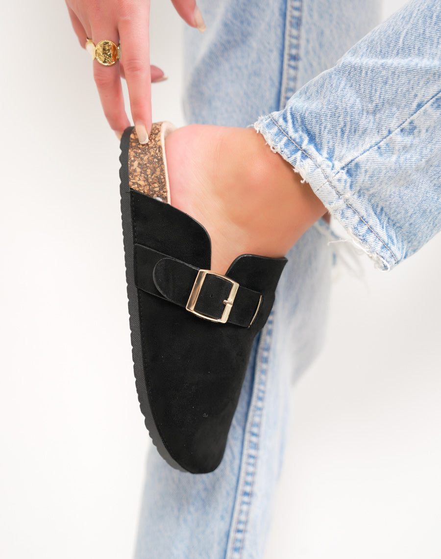 Mules femme noires en suédine avec boucle dorée