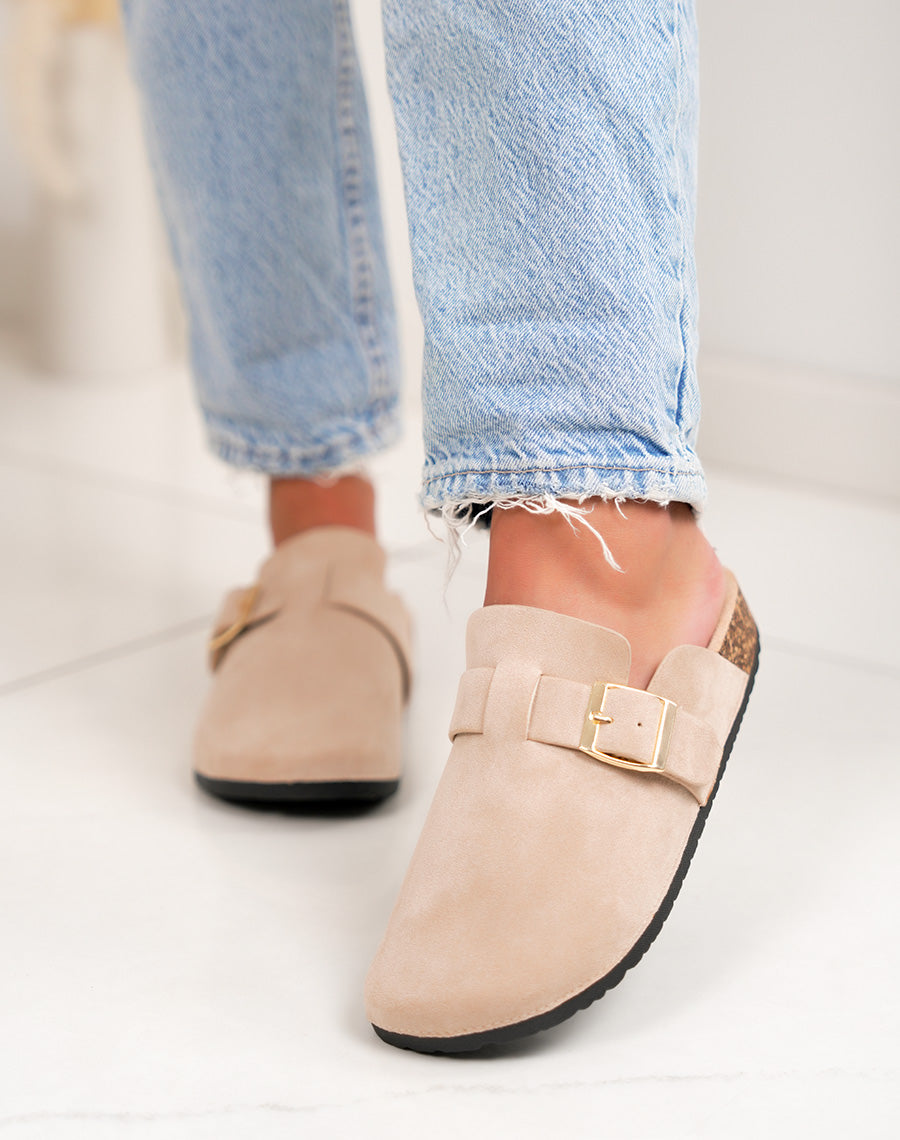 Mules femme beiges en suédine avec boucle dorée