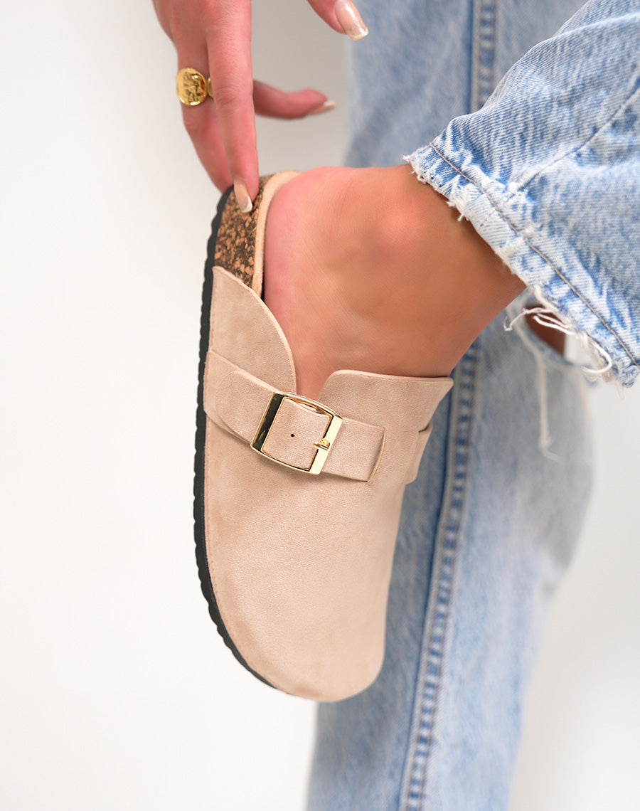 Mules femme beiges en suédine avec boucle dorée