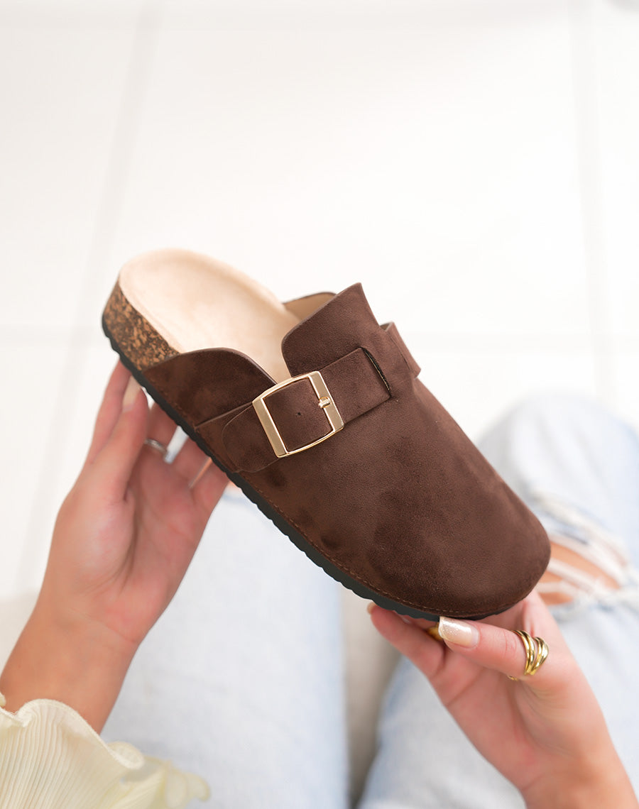 Mules femme marron en suédine avec boucle dorée
