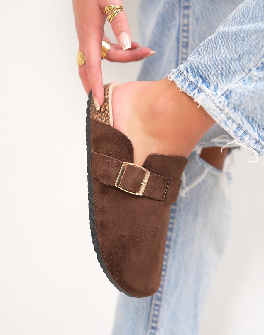 Mules femme marron en suédine avec boucle dorée